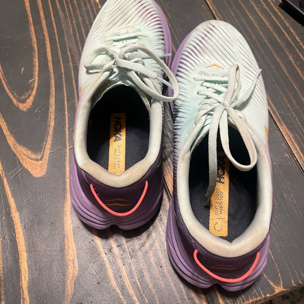 Hokas - Picture 4 of 6